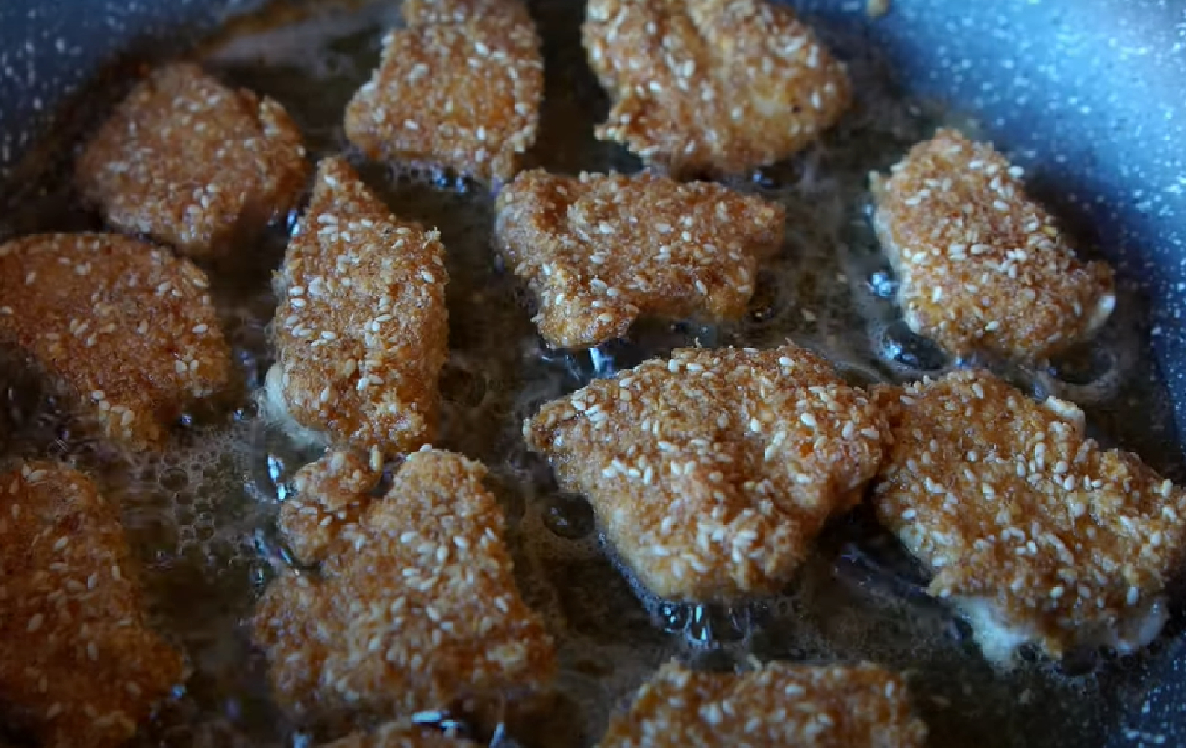 Хрусткі курячі нагетси, наче в магазині: рецепт ідеальної м'ясної закуски